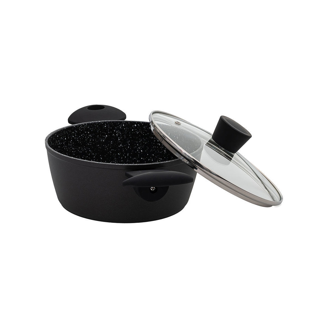 Κατσαρόλα με καπάκι σε πλάγια όψη, σκούρο σώμα, πλαϊνές λαβές και γυάλινο καπάκι, φωτογραφημένη σε λευκό φόντο.