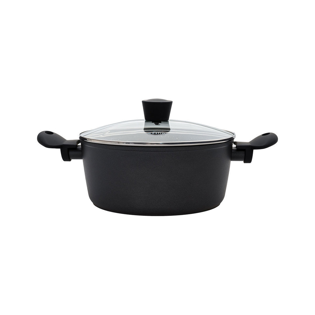 Κατσαρόλα με καπάκι σε ελαφρώς πλάγια όψη, με εμφανή εσωτερική επιφάνεια και δύο πλαϊνές λαβές, σε καθαρό φόντο.