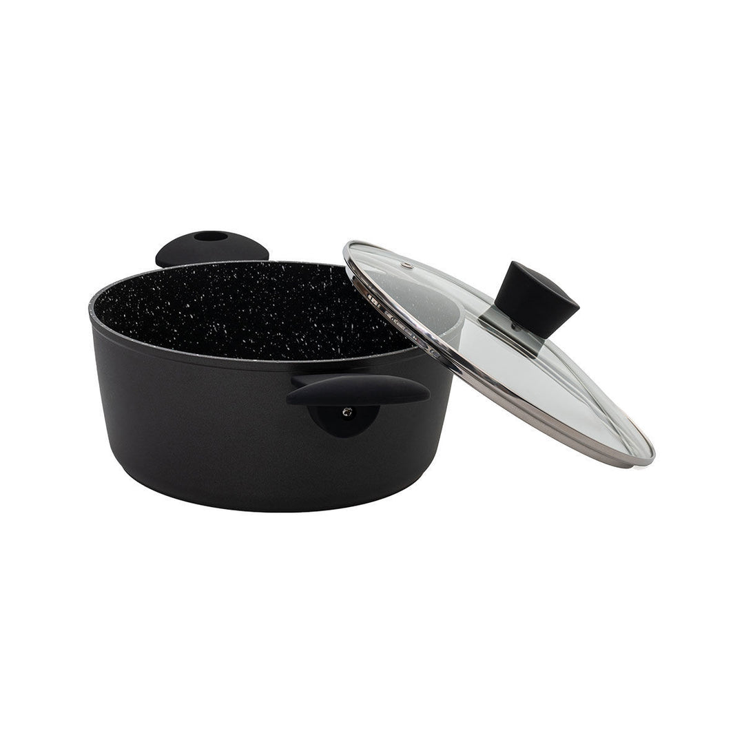 Κατσαρόλα με καπάκι σε πλάγια όψη, σκούρο σώμα, πλαϊνές λαβές και γυάλινο καπάκι, φωτογραφημένη σε λευκό φόντο.