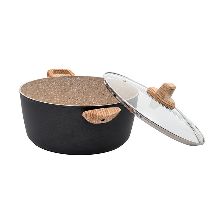 Αντικολλητική κατσαρόλα Earth με μπεζ stone εσωτερική επίστρωση και ξύλινες λαβές, με ανοιχτό καπάκι, σε φωτεινό λευκό φόντο με μοντέρνα αίσθησ