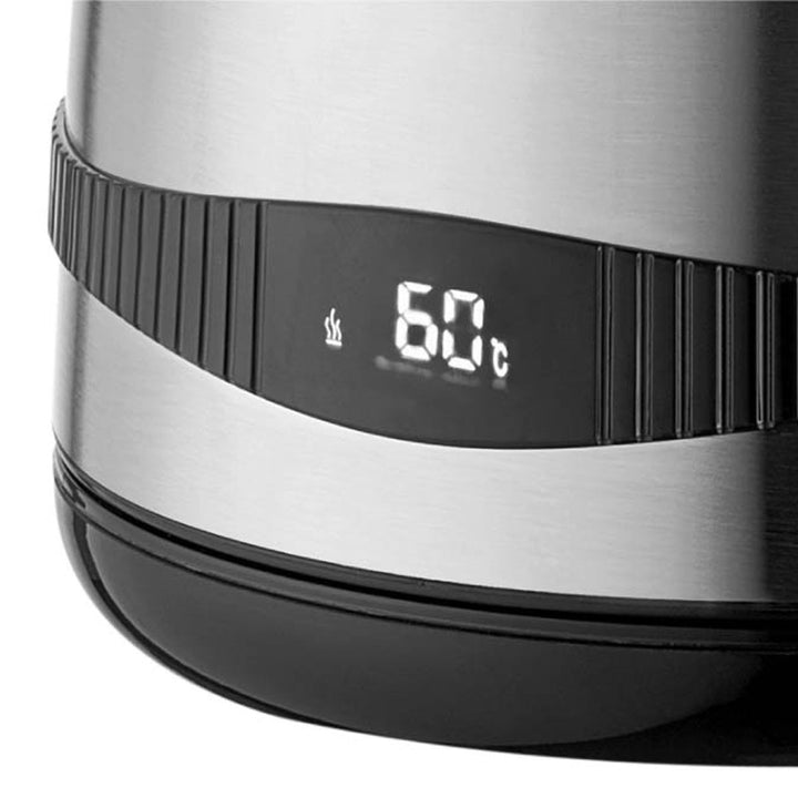 Inox βραστήρας Estia Precision με ψηφιακή οθόνη θερμοκρασίας, λεπτομέρεια βάσης και φωτεινή ένδειξη λειτουργίας σε μοντέρνο σχεδιασμό κουζίνας.