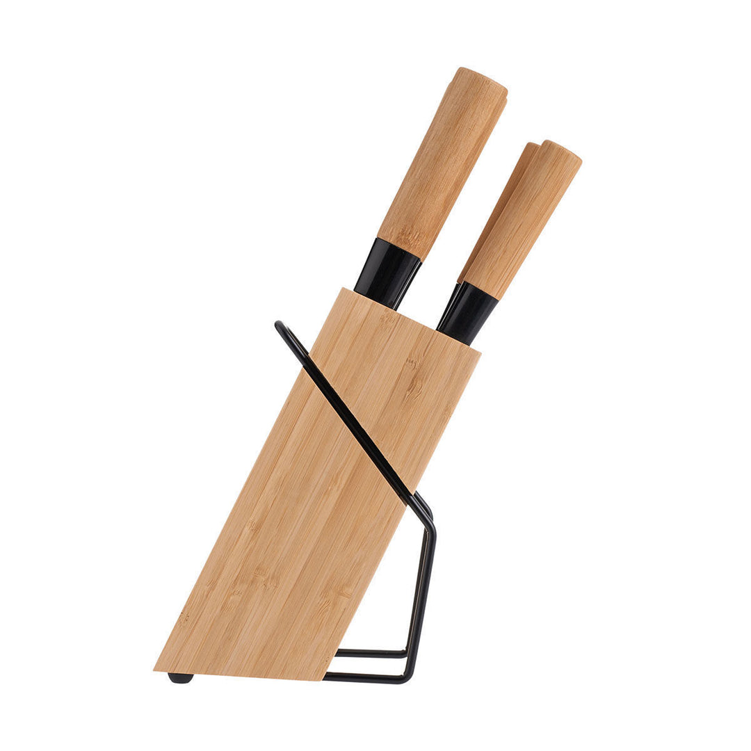 Πλαινή όψη από ξύλινη βάση μαχαιριών από bamboo με μεταλλική βάση στήριξης, που περιλαμβάνει σετ πέντε μαχαιριών κουζίνας με φυσικές ξύλινες λαβές, σε λευκό φόντο.