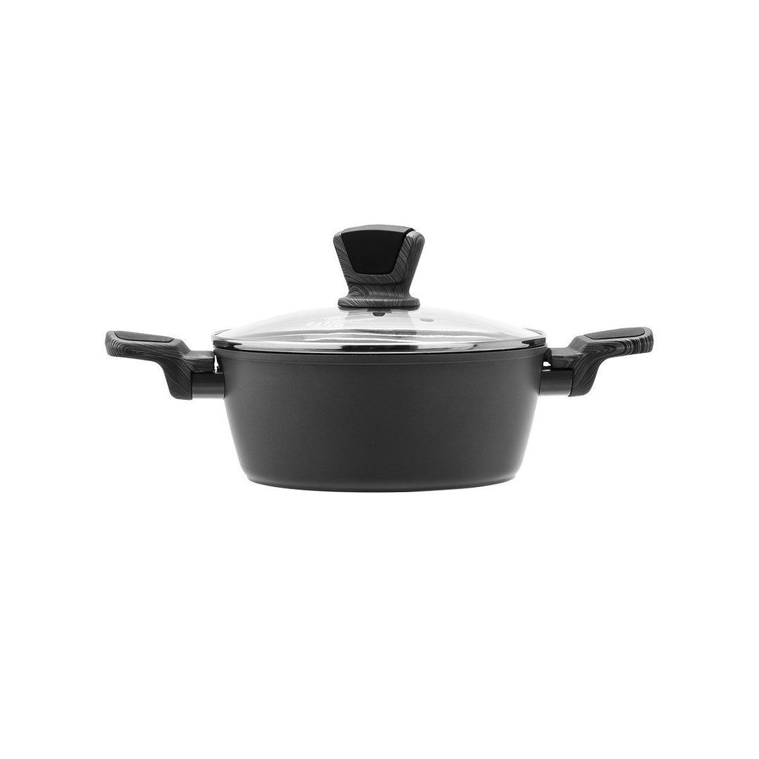 Κομψή μαύρη κατσαρόλα με γυάλινο καπάκι και σταθερές λαβές, παρουσιασμένη σε μίνιμαλ λευκό φόντο.