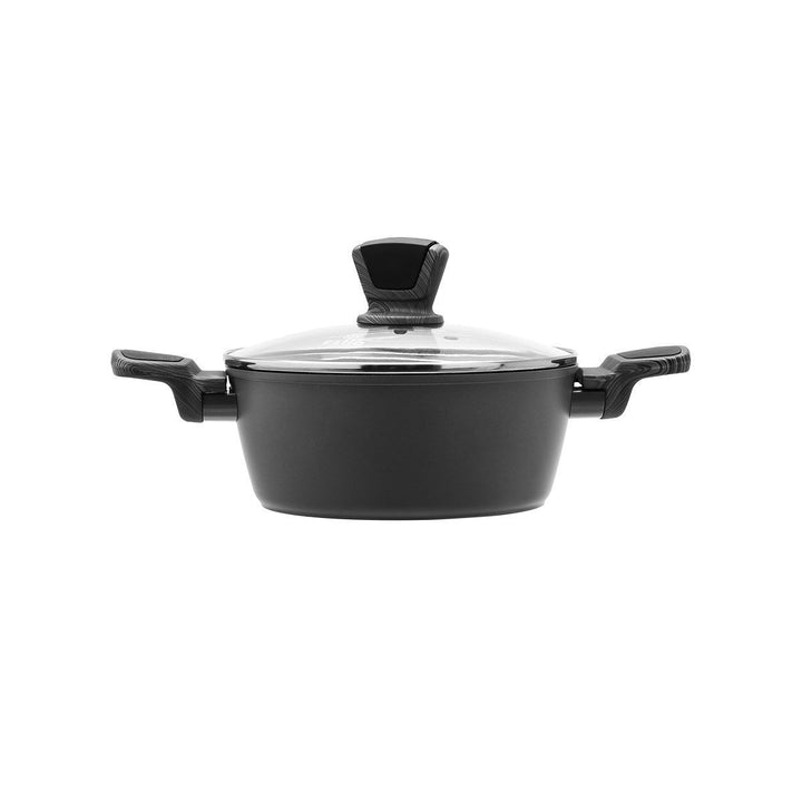 Κομψή μαύρη κατσαρόλα με γυάλινο καπάκι και σταθερές λαβές, παρουσιασμένη σε μίνιμαλ λευκό φόντο.