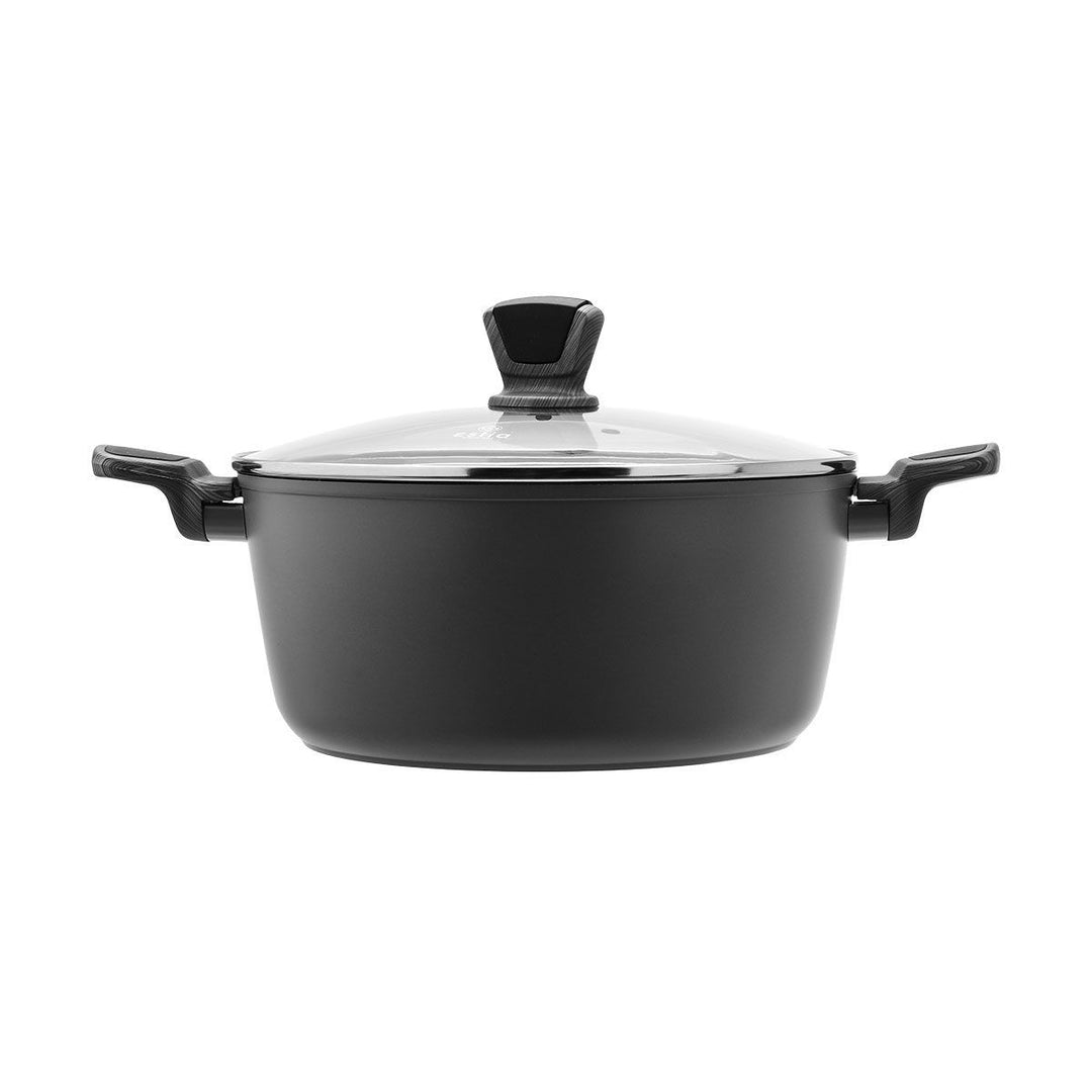 Κομψή μαύρη κατσαρόλα με γυάλινο καπάκι και σταθερές λαβές, παρουσιασμένη σε μίνιμαλ λευκό φόντο.