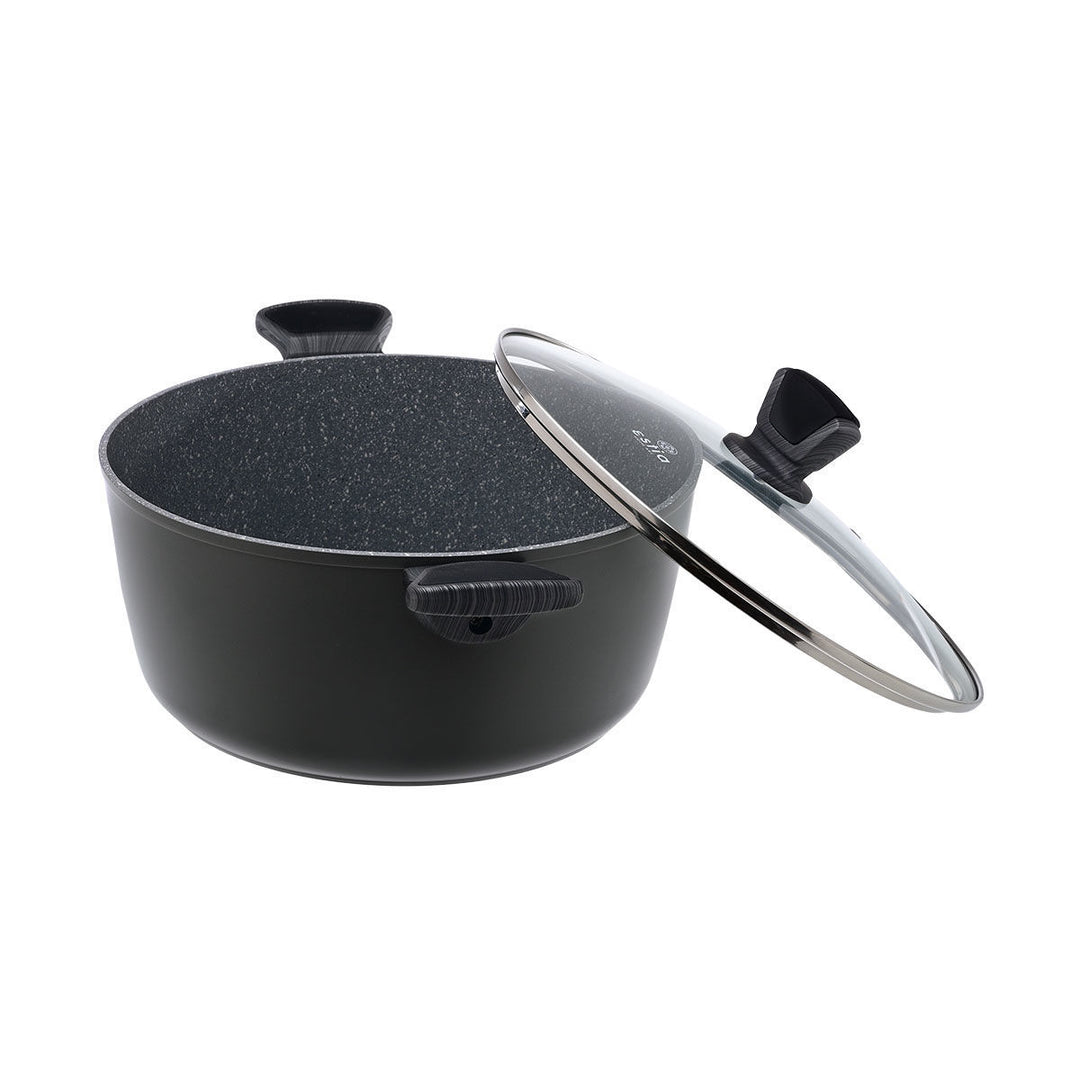 Μαύρη κατσαρόλα με πέτρινη εσωτερική επίστρωση και καπάκι τοποθετημένο στο πλάι, σε καθαρό λευκό φόντο.