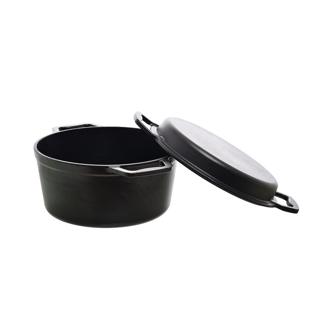 Μαντεμένια χύτρα με καπάκι μισάνοιχτο, σε λευκό φόντο, αναδεικνύοντας την εσωτερική λεία επιφάνεια.