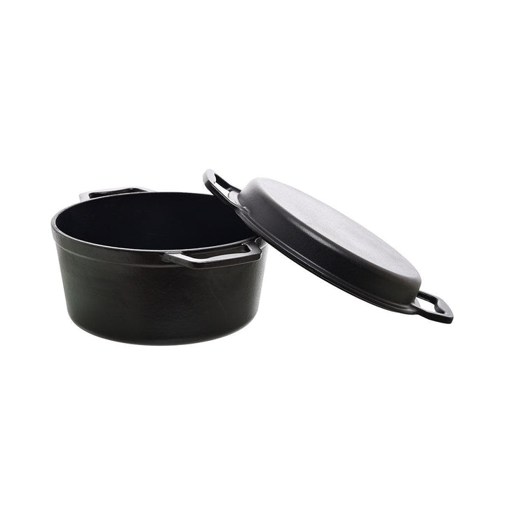 Μαντεμένια χύτρα με καπάκι μισάνοιχτο, σε λευκό φόντο, αναδεικνύοντας την εσωτερική λεία επιφάνεια.