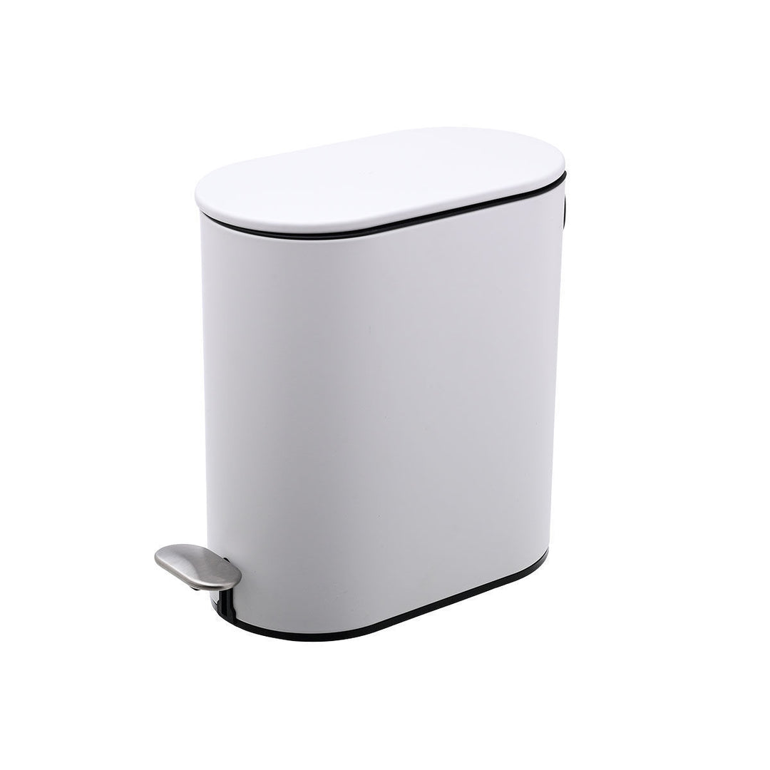 Λευκός μεταλλικός κάδος απορριμμάτων με οβάλ καπάκι και ανοξείδωτο πεντάλ, φωτογραφημένος σε λευκό φόντο.