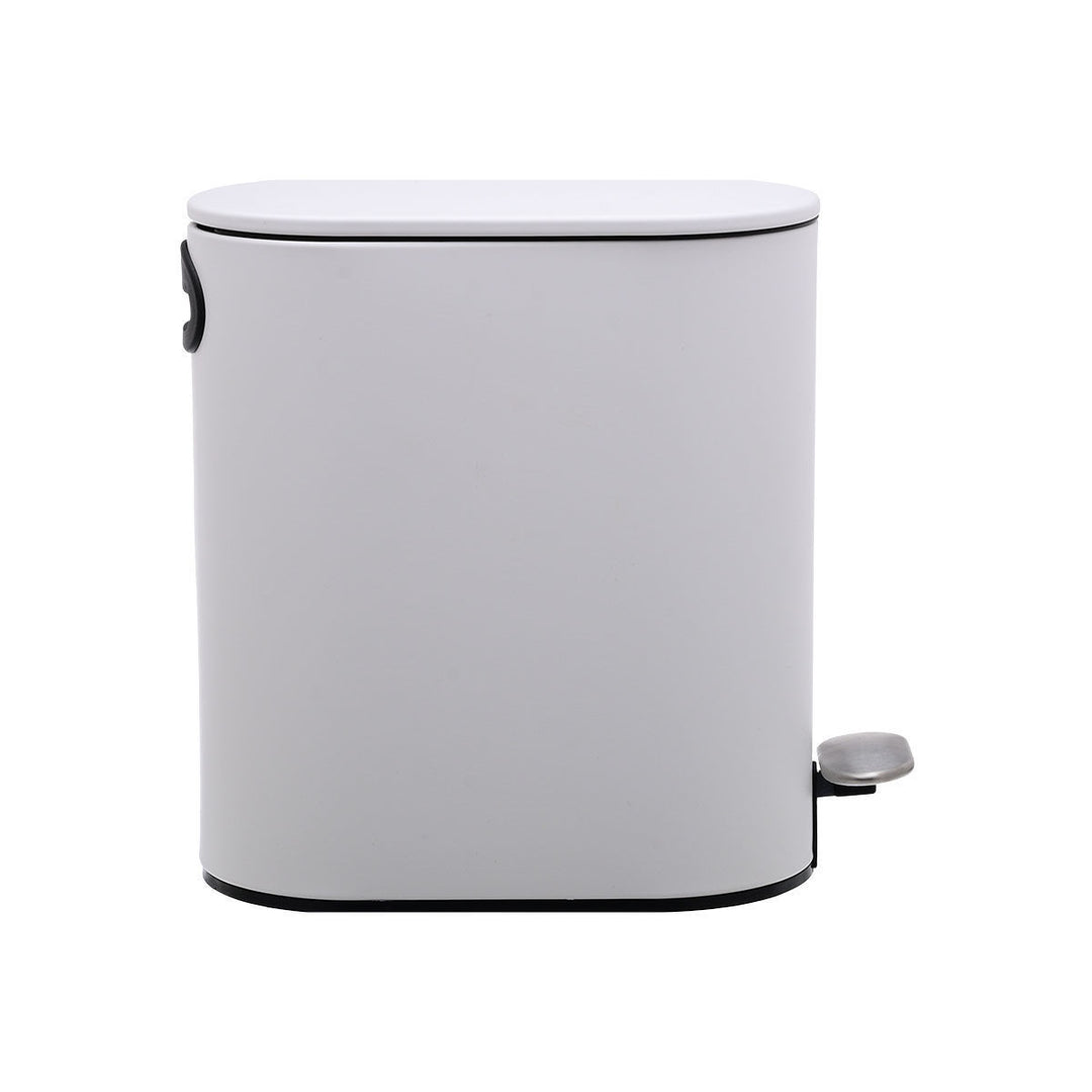 Πλευρική όψη λευκός μεταλλικός κάδος απορριμμάτων με οβάλ καπάκι και ανοξείδωτο πεντάλ, φωτογραφημένος σε λευκό φόντο.