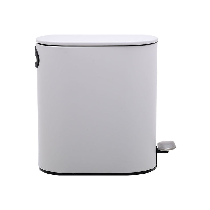 Πλευρική όψη λευκός μεταλλικός κάδος απορριμμάτων με οβάλ καπάκι και ανοξείδωτο πεντάλ, φωτογραφημένος σε λευκό φόντο.