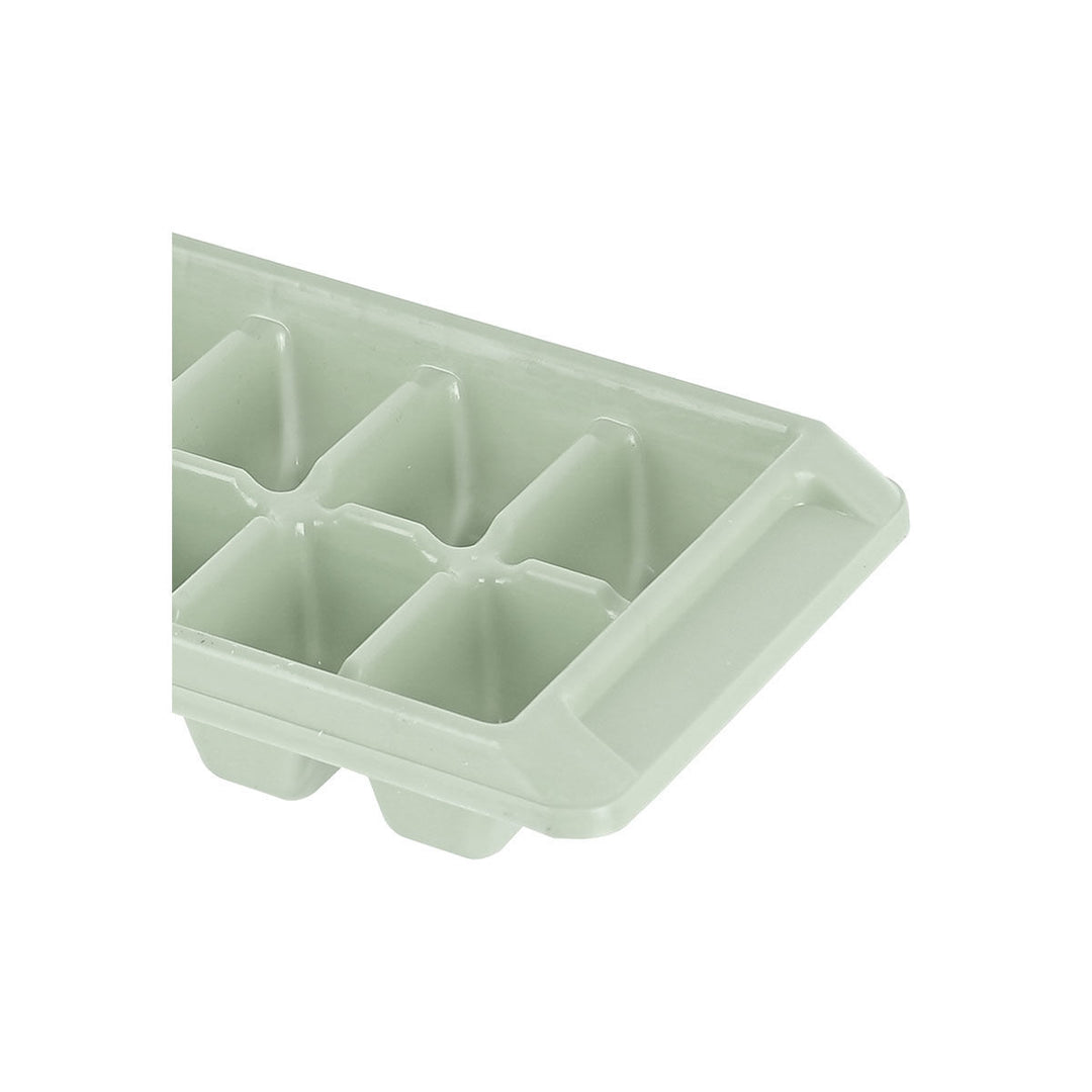 Χέρι κρατά παγοθήκη γεμάτη με παγάκια από χυμό πορτοκαλιού σε φωτεινή κουζίνα.