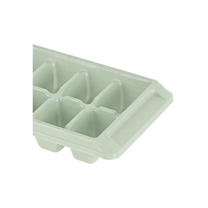 Χέρι κρατά παγοθήκη γεμάτη με παγάκια από χυμό πορτοκαλιού σε φωτεινή κουζίνα.