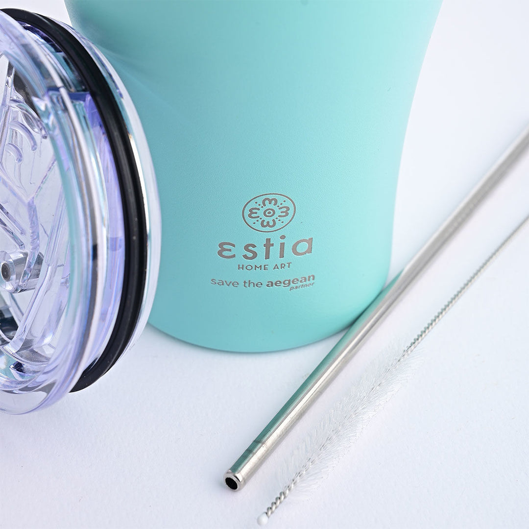 Λεπτομέρεια θερμός κούπας καφέ Estia Home Art Save the Aegean 350ml σε τιρκουάζ χρώμα με διάφανο καπάκι, μεταλλικό καλαμάκι και βουρτσάκι καθαρισμού σε ουδέτερο φόντο.