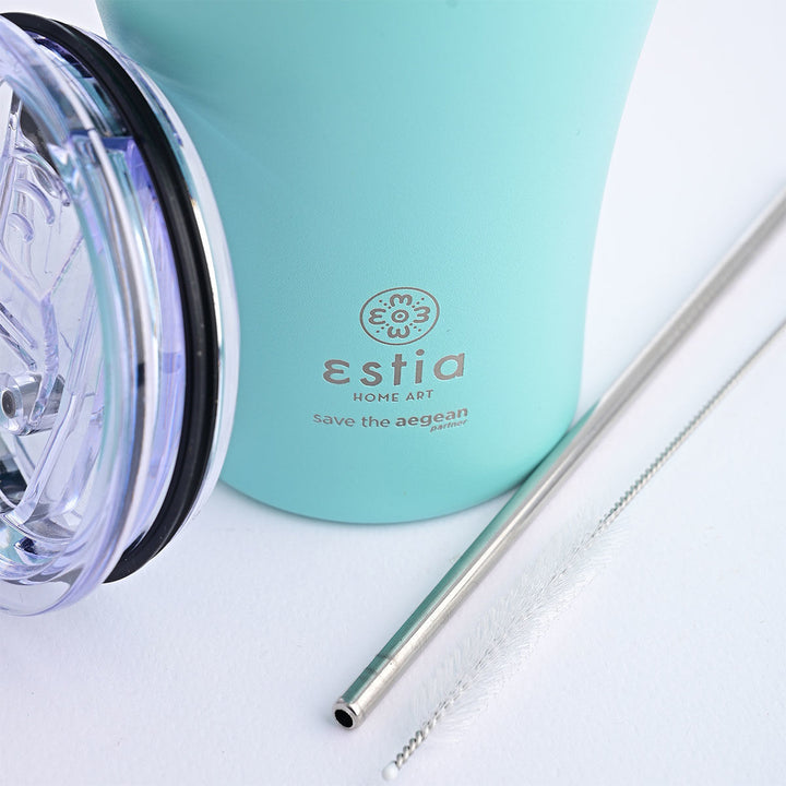 Λεπτομέρεια θερμός κούπας καφέ Estia Home Art Save the Aegean 350ml σε τιρκουάζ χρώμα με διάφανο καπάκι, μεταλλικό καλαμάκι και βουρτσάκι καθαρισμού σε ουδέτερο φόντο.