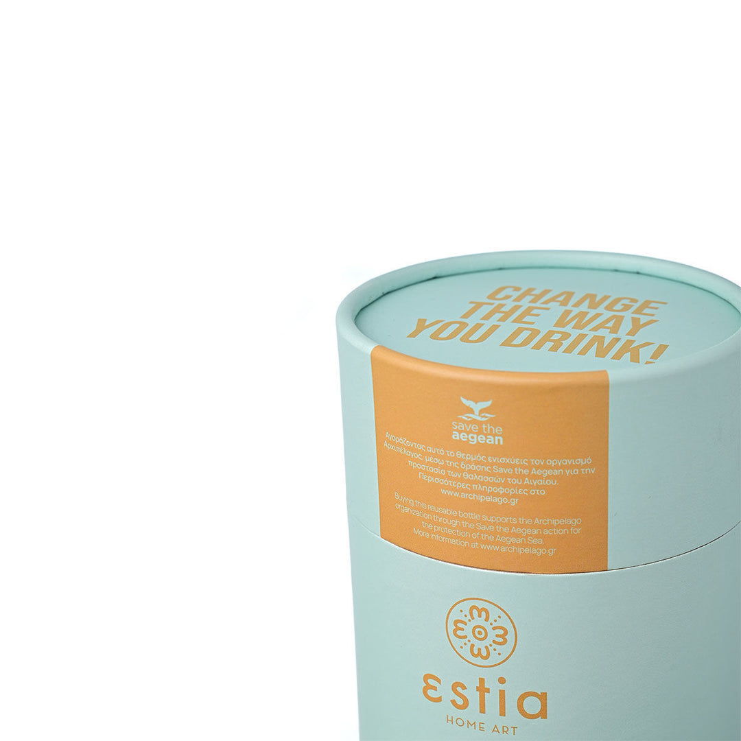 Σετ Estia Home Art με θερμός κούπα καφέ Save the Aegean 350ml σε τιρκουάζ χρώμα και κυλινδρική συσκευασία σε πράσινο-πορτοκαλί χρώμα σε ουδέτερο φόντο.