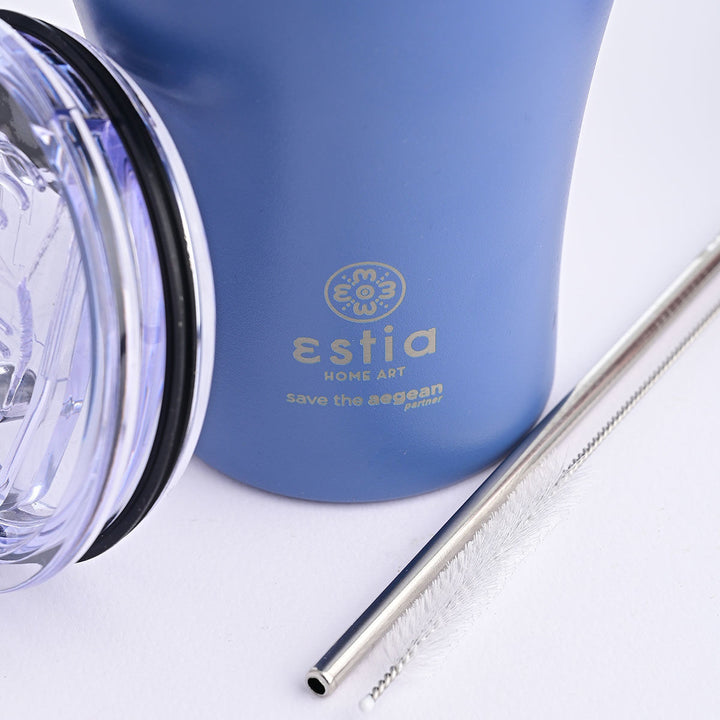 Λεπτομέρεια θερμός κούπας Estia Home Art Save the Aegean 350ml μπλε με καπάκι, καλαμάκι και βουρτσάκι καθαρισμού σε ουδέτερο φόντο