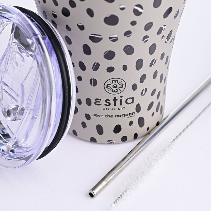 Λεπτομέρεια από την κούπα καφέ Estia Save the Aegean 350ml Leopard Taupe με μεταλλικό καλαμάκι και βουρτσάκι καθαρισμού