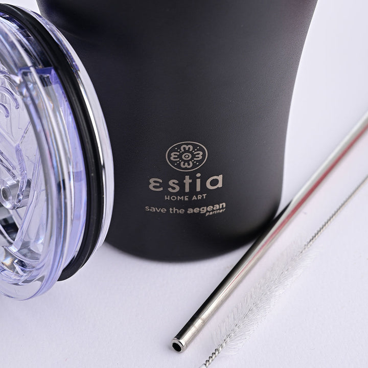 Λεπτομέρεια από την κούπα καφέ θερμός Estia Home Art 350ml με λογότυπο και αξεσουάρ ανοξείδωτο καλαμάκι, βουρτσάκι καθαρισμού και καπάκι