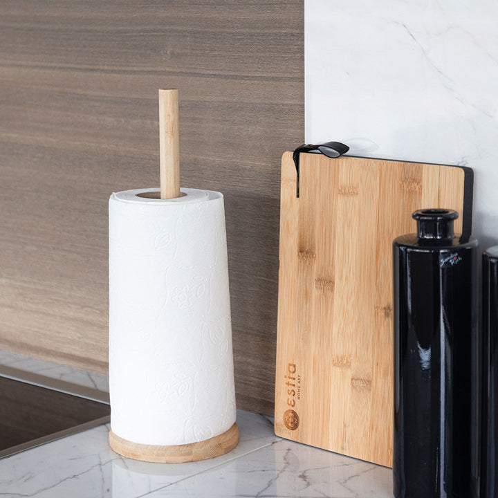 Ρολό κουζίνας στη βάση bamboo της Estia, τοποθετημένο σε μοντέρνο πάγκο με μαύρα και ξύλινα αξεσουάρ.