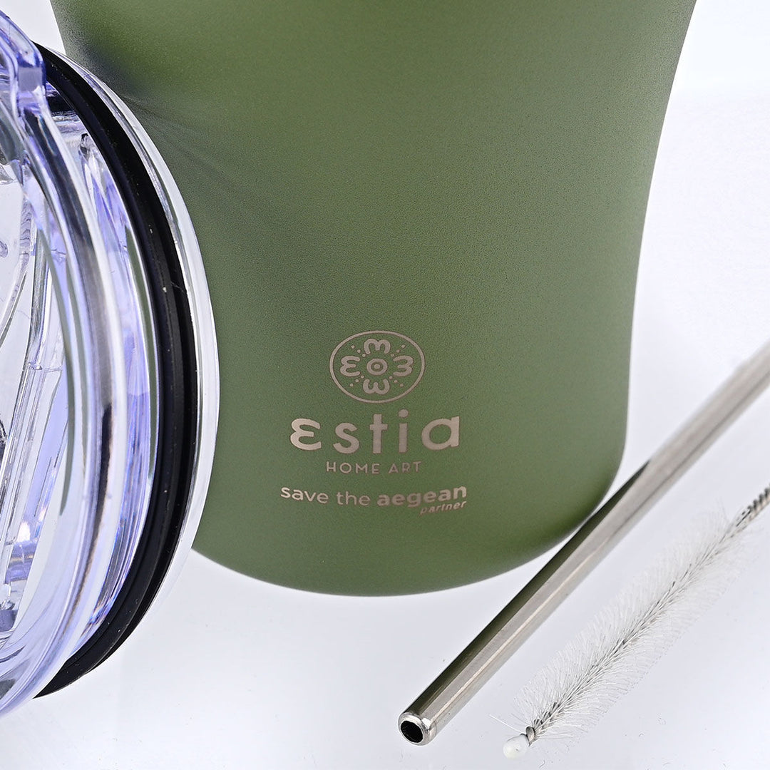 Λεπτομέρεια της θερμός κούπας καφέ Estia Home Art Save the Aegean 350ml σε forest spirit χρώμα, με καπάκι, ανοξείδωτο καλαμάκι και βουρτσάκι καθαρισμού σε λευκό φόντο