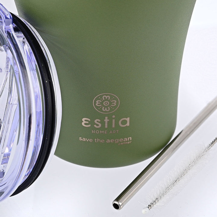 Λεπτομέρεια της θερμός κούπας καφέ Estia Home Art Save the Aegean 350ml σε forest spirit χρώμα, με καπάκι, ανοξείδωτο καλαμάκι και βουρτσάκι καθαρισμού σε λευκό φόντο