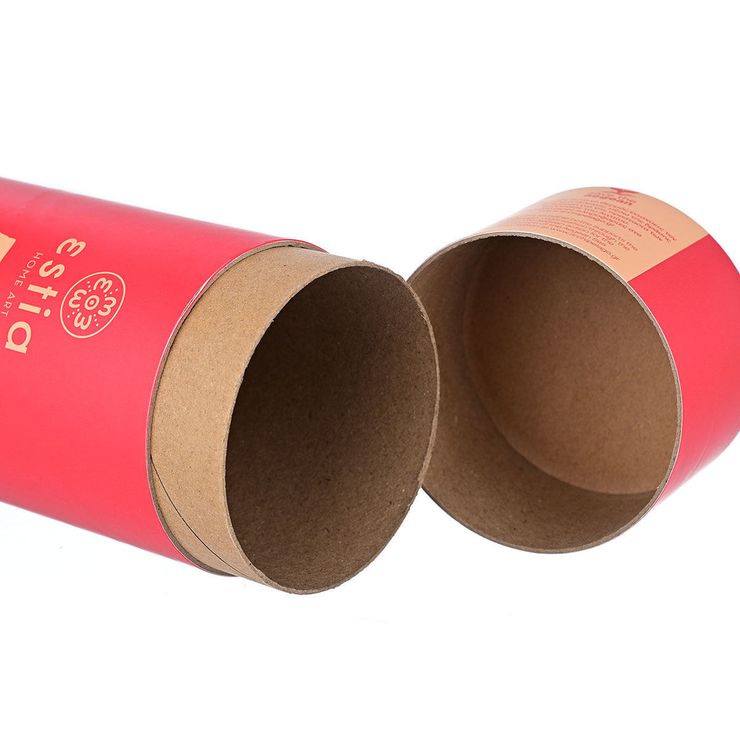 Ανοιχτή κυλινδρική συσκευασία Estia σε κόκκινο Scarlet Red με εσωτερικό οικολογικό χαρτόνι, σε λευκό φόντο.