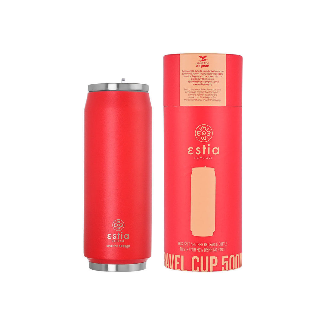 Θερμός Estia Home Art Travel Cup 500ml Scarlet Red μαζί με την κόκκινη συσκευασία του, φωτογραφημένα σε καθαρό λευκό φόντο.