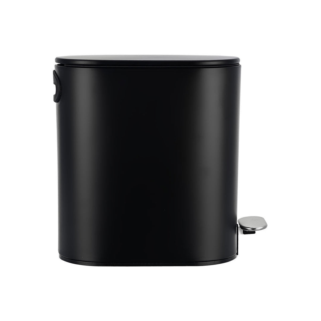 Πλαινή όψη μαύρος μεταλλικός κάδος απορριμμάτων με οβάλ καπάκι και ανοξείδωτο πεντάλ, φωτογραφημένος σε λευκό φόντο.