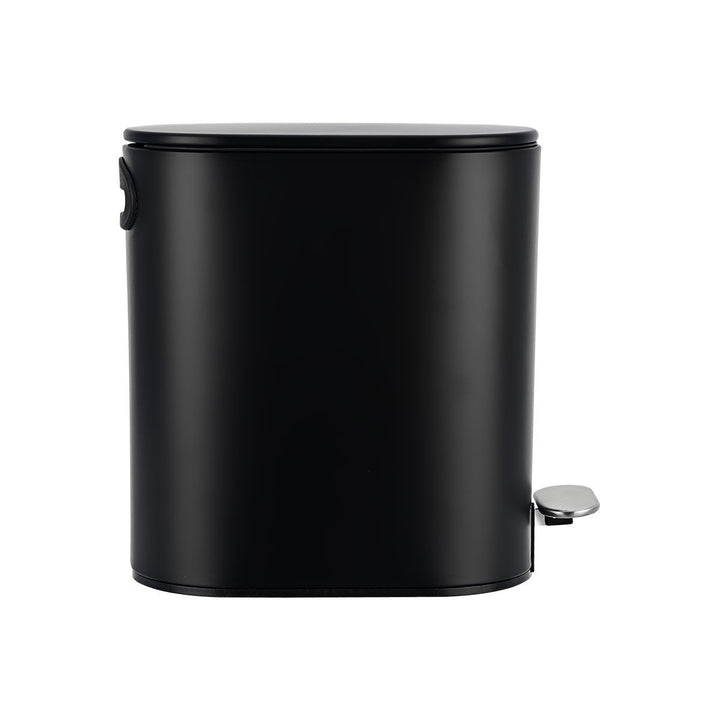 Πλαινή όψη μαύρος μεταλλικός κάδος απορριμμάτων με οβάλ καπάκι και ανοξείδωτο πεντάλ, φωτογραφημένος σε λευκό φόντο.