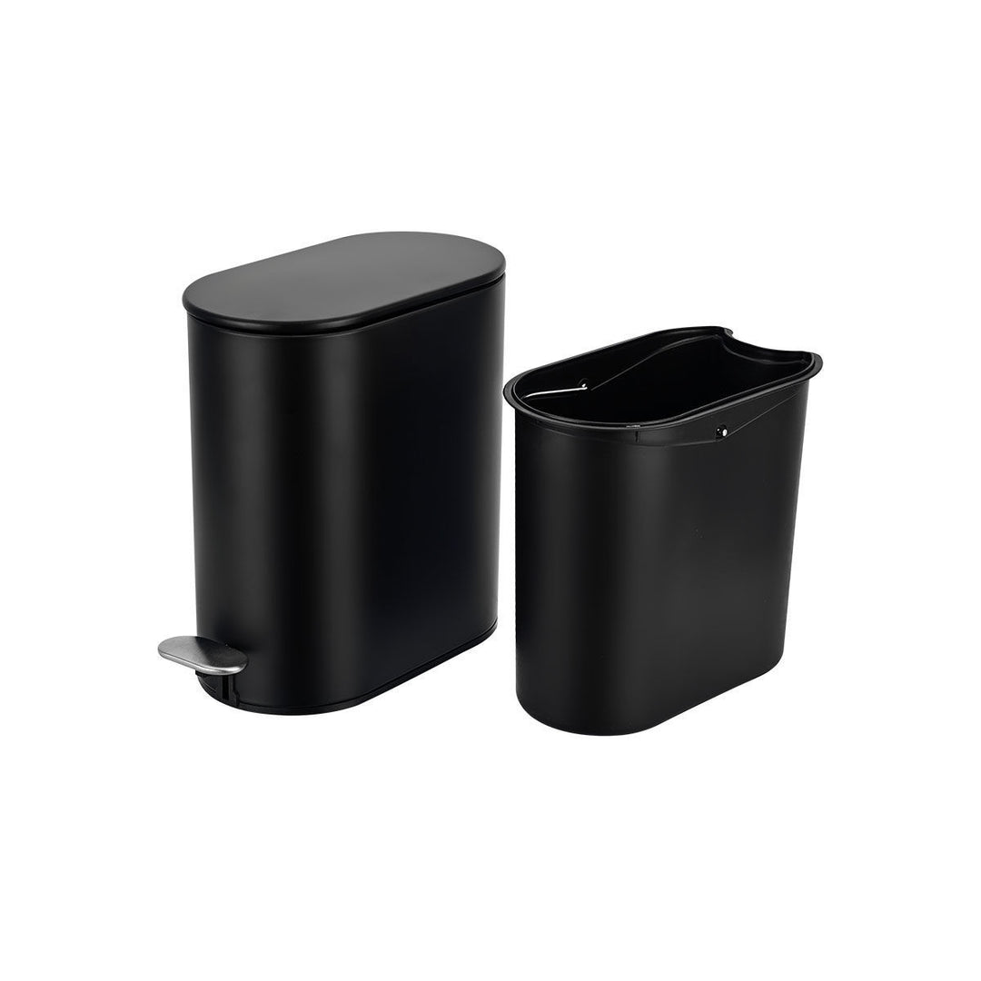 Μαύρος κάδος απορριμμάτων με αφαιρούμενο εσωτερικό δοχείο δίπλα του, σε λευκό φόντο με καθαρή στούντιο λήψη.