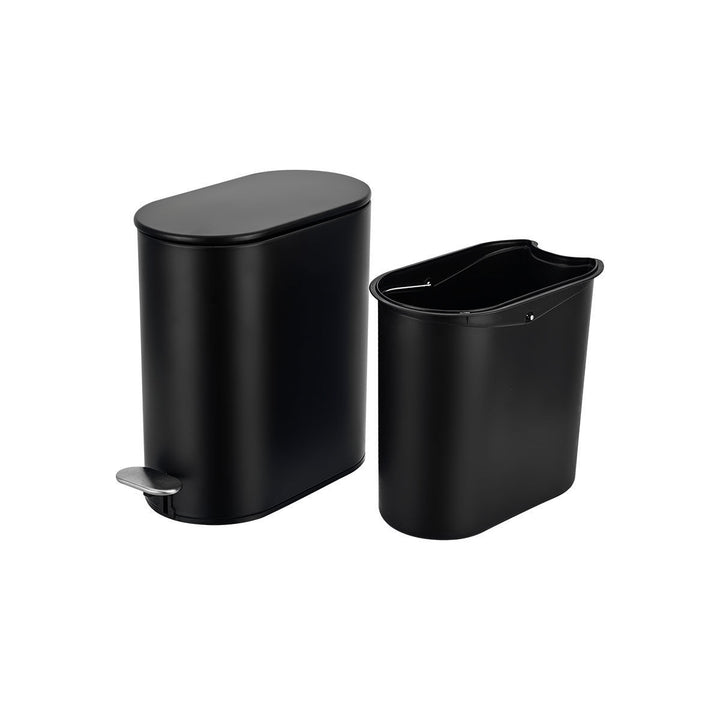 Μαύρος κάδος απορριμμάτων με αφαιρούμενο εσωτερικό δοχείο δίπλα του, σε λευκό φόντο με καθαρή στούντιο λήψη.