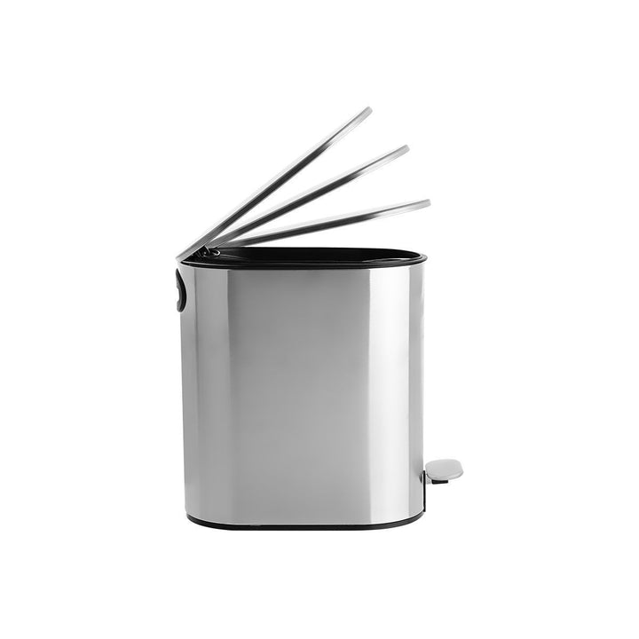 Ασημί μεταλλικός κάδος με καπάκι ανοιχτό σε διαφορετικές θέσεις, λευκό φόντο, έμφαση στο μηχανισμό καπακιού.
