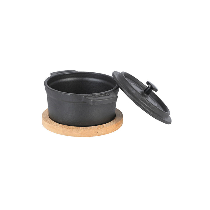 Μαντεμένιο κατσαρολάκι με ανοιχτό καπάκι, τοποθετημένο πάνω σε ξύλινη βάση από bamboo, σε φωτεινή λήψη με λευκό φόντο.