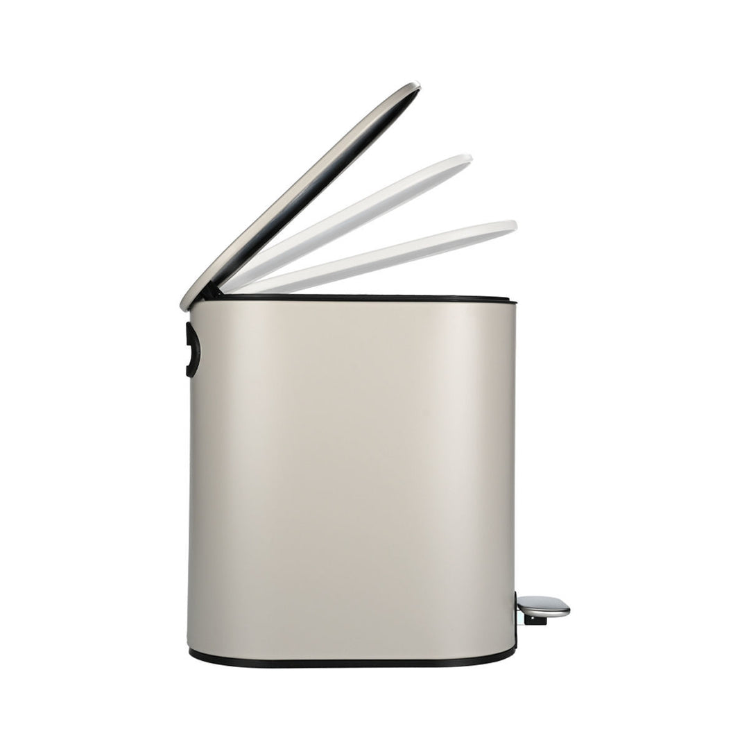 Ταμπά μεταλλικός κάδος με καπάκι ανοιχτό σε διαφορετικές θέσεις, λευκό φόντο, έμφαση στο μηχανισμό καπακιού.