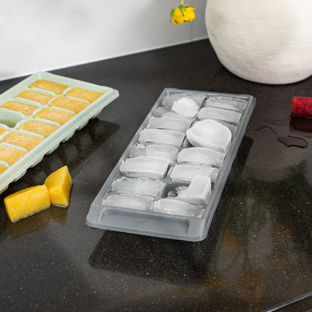 Η παγοθήκη Rotten Apple δίπλα σε παγοθήκες άλλων χρωμάτων πάνω σε μαύρο πάγκο κουζίνας.