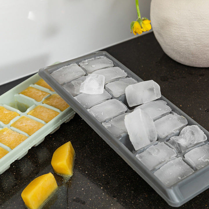 Πλαστική παγοθήκη σε mint χρώμα με 16 θέσεις, τοποθετημένη σε λευκό background για παρουσίαση.