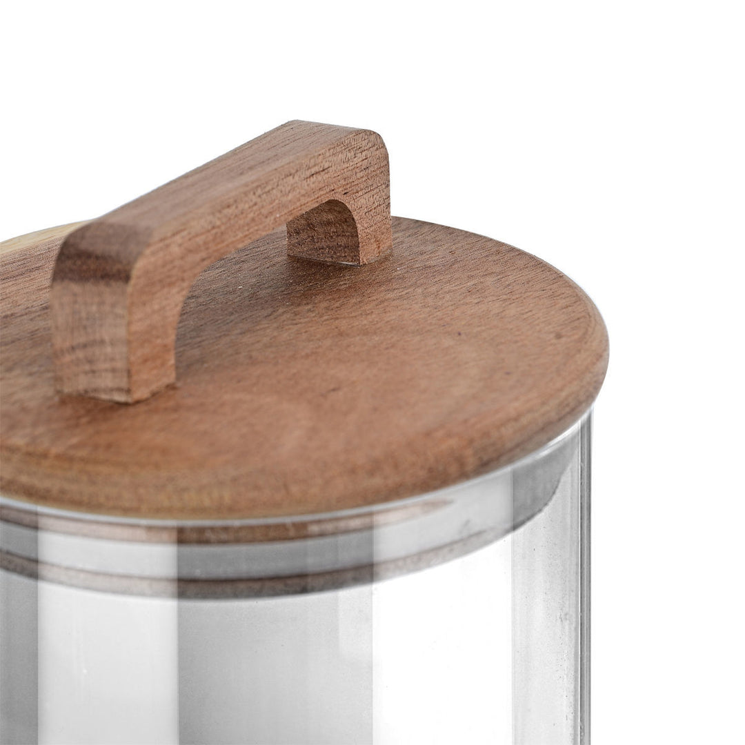 Κοντινό πλάνο σε ξύλινο καπάκι με λαβή από γυάλινο δοχείο αποθήκευσης, σε λευκό φόντο, ιδανικό για αποθήκευση ξηρών τροφίμων ή ροφημάτων στην κουζίνα.