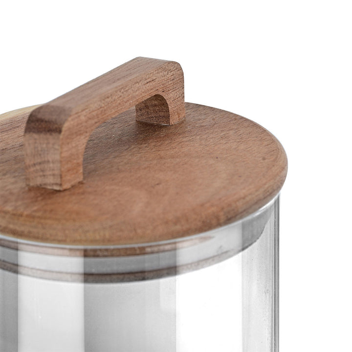 Κοντινό πλάνο σε ξύλινο καπάκι με λαβή από γυάλινο δοχείο αποθήκευσης, σε λευκό φόντο, ιδανικό για αποθήκευση ξηρών τροφίμων ή ροφημάτων στην κουζίνα.