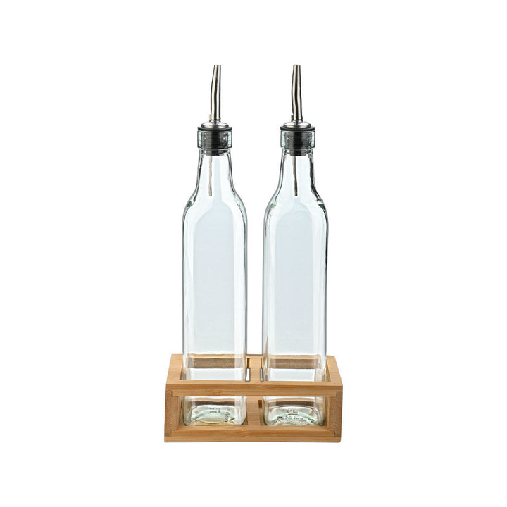 Μπροστά όψη από δύο γυάλινα μπουκάλια λαδιού με μεταλλικό στόμιο τοποθετημένα σε ξύλινη βάση, σε καθαρό λευκό φόντο.