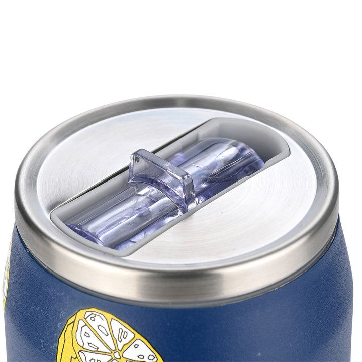 Καπάκι του θερμός Estia Home Art Citrus Infusion με διάφανο στόμιο σε κλειστή θέση και μεταλλική στεφάνη, λεπτομερής φωτογραφία.