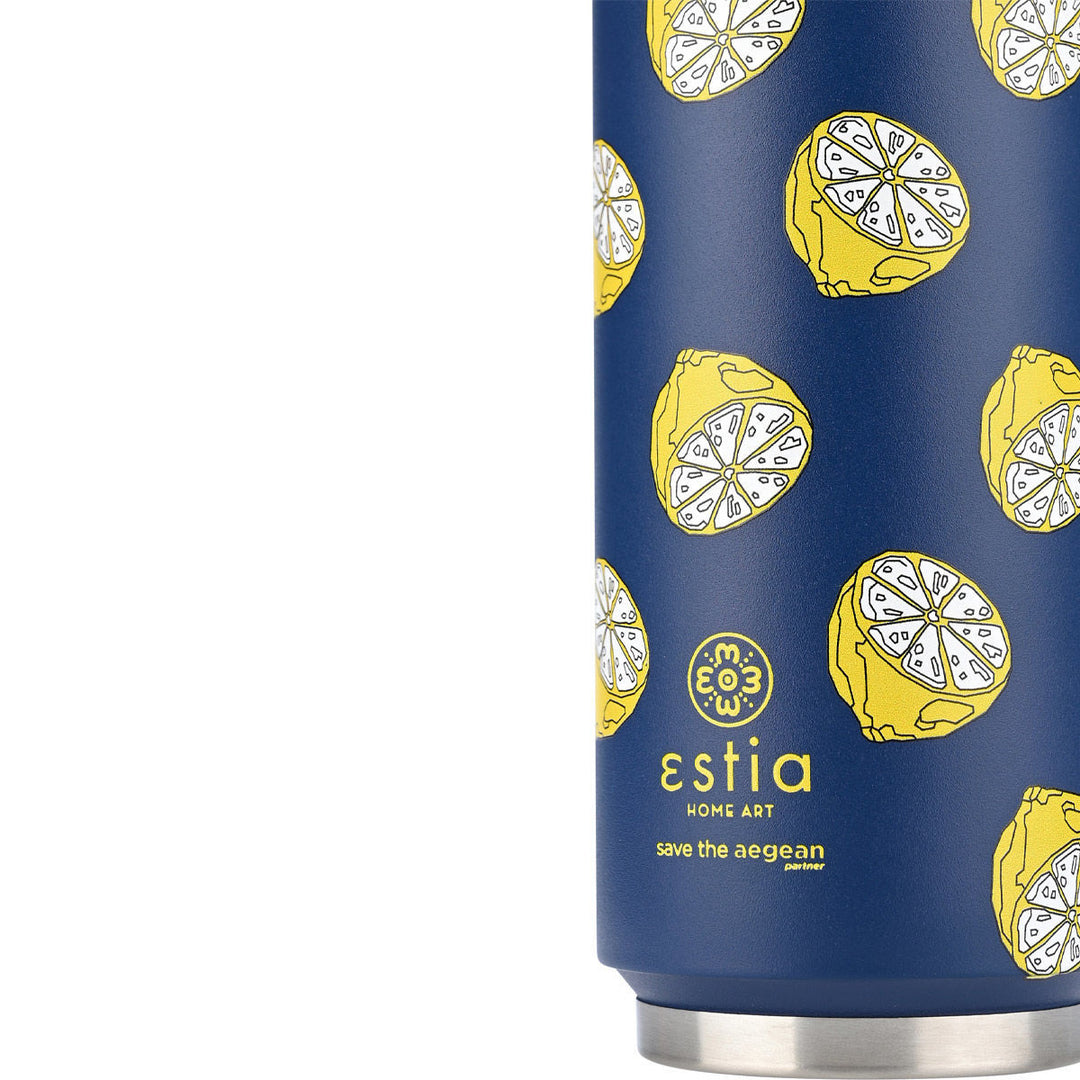 Λεπτομέρεια από το σώμα του θερμός Estia Home Art Citrus Infusion με logo “save the aegean” και φωτεινό μοτίβο λεμονιών.