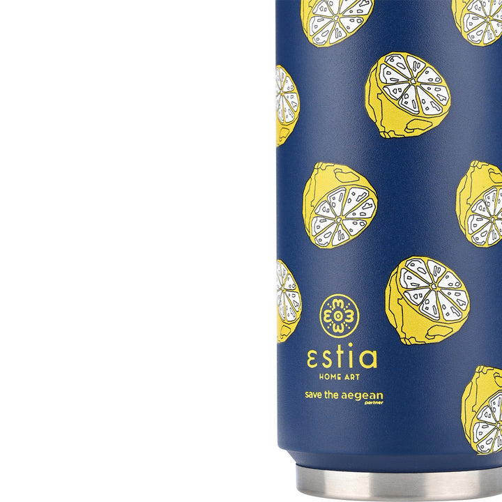 Λεπτομέρεια από το σώμα του θερμός Estia Home Art Citrus Infusion με logo “save the aegean” και φωτεινό μοτίβο λεμονιών.