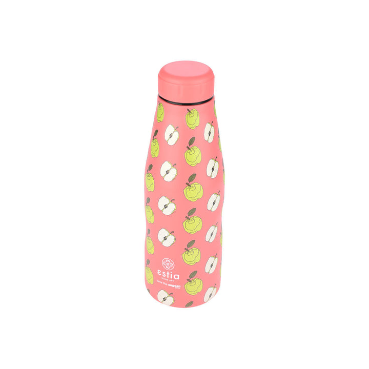 Παγούρι Estia σε κοραλί χρώμα με σχέδιο πράσινων μήλων σε όλη την επιφάνεια, φωτογραφημένο σε λευκό φόντο.