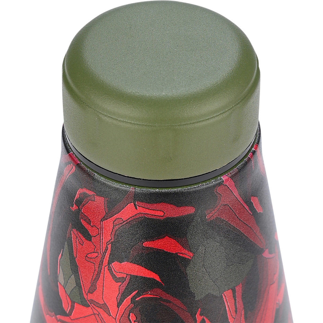 Πράσινο καπάκι παγουριού Estia με μαύρο στεγανοποιητικό δαχτυλίδι και floral σχέδιο σε κόκκινο και πράσινο χρώμα γύρω από το στόμιο., φωτογραφημένο σε λευκό φόντο.