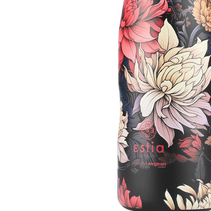 Λεπτομέρεια από το floral σχέδιο του παγουριού Estia σε ροζ, μωβ και μπεζ αποχρώσεις πάνω σε σκούρο φόντο, φωτογραφημένο σε λευκό φόντο.