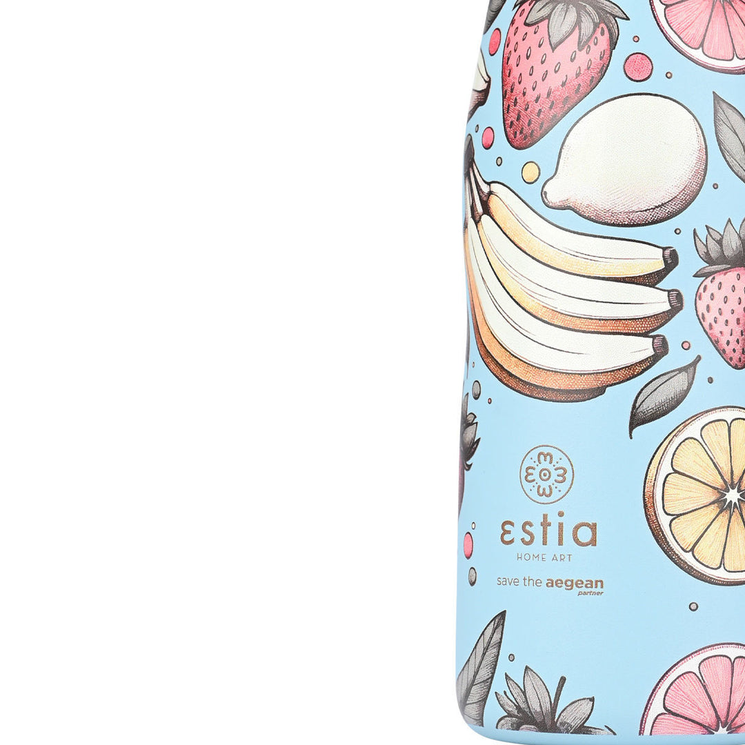 Λεπτομέρεια παγουριού Estia με μπανάνες, φράουλες και λουλούδια σε πολύχρωμη εκτύπωση πάνω σε γαλάζιο φόντο.