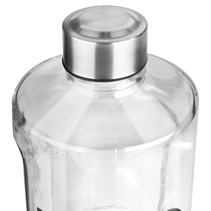 Κοντινό πλάνο στο μεταλλικό καπάκι του γυάλινου μπουκαλιού με διακριτική υγρασία.