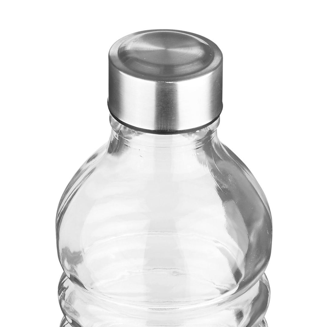 Κοντινή λήψη του καπακιού από ανοξείδωτο ατσάλι σε γυάλινο μπουκάλι της Estia, σε φόντο καθαρό.