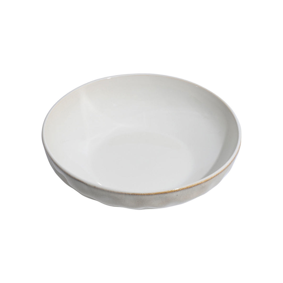 Στρογγυλή σαλατιέρα από stoneware σε ιβουάρ απόχρωση, φωτογραφημένη σε λευκό φόντο που αναδεικνύει το σχήμα και το βάθος της.